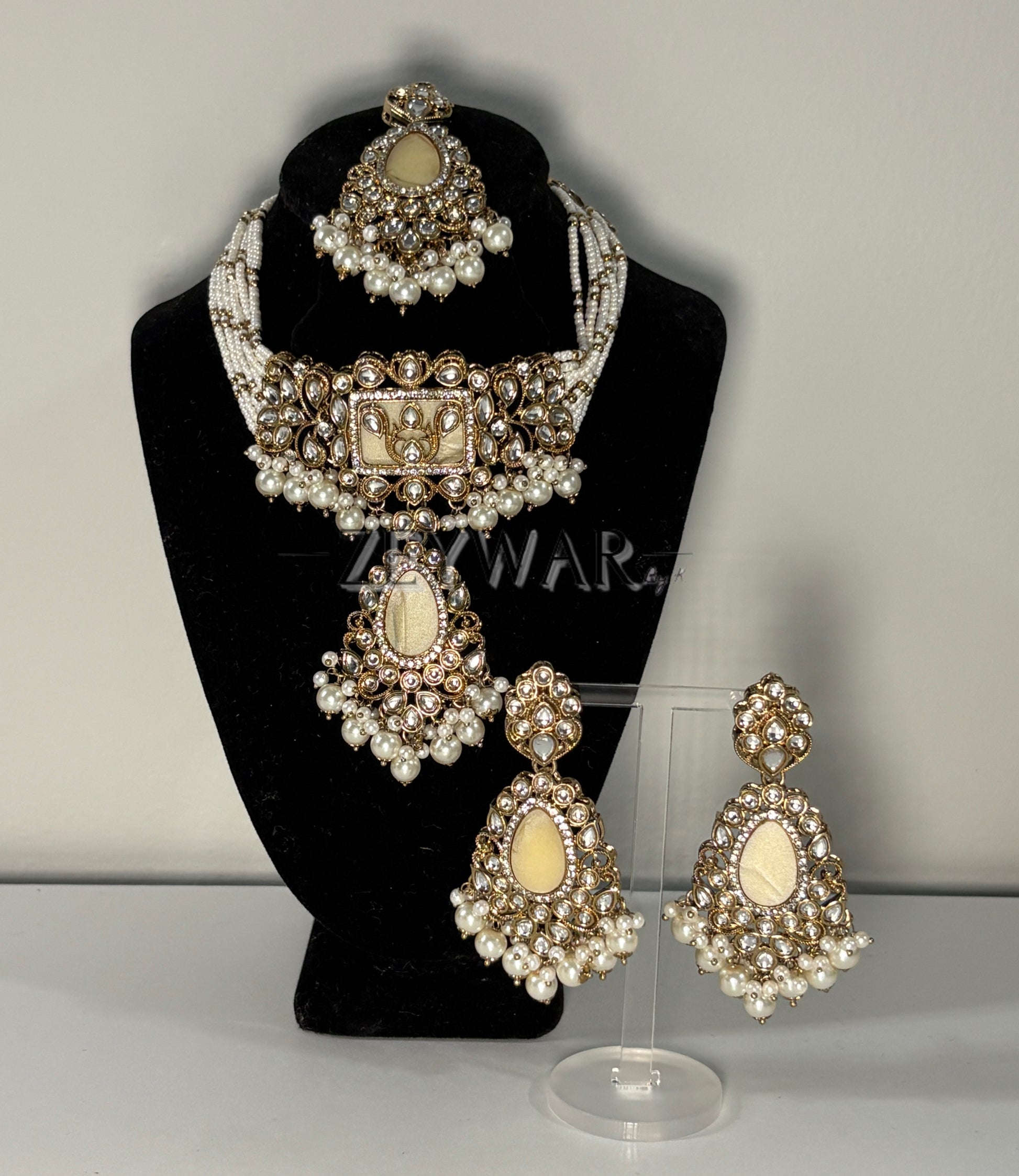 MANAAL | Teardrop Shaped Kundan Set