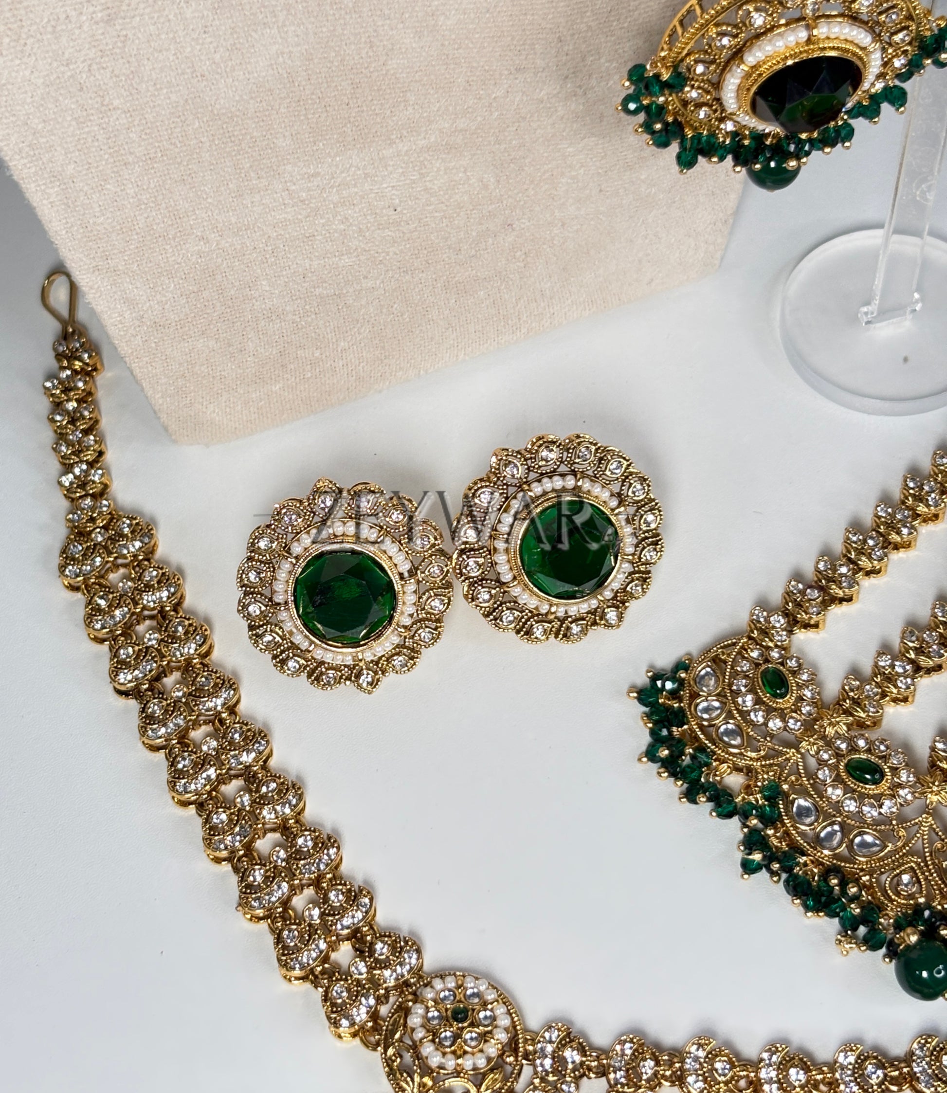LAIBA | 8 Piece Gold-Plated Kundan Bridal Set