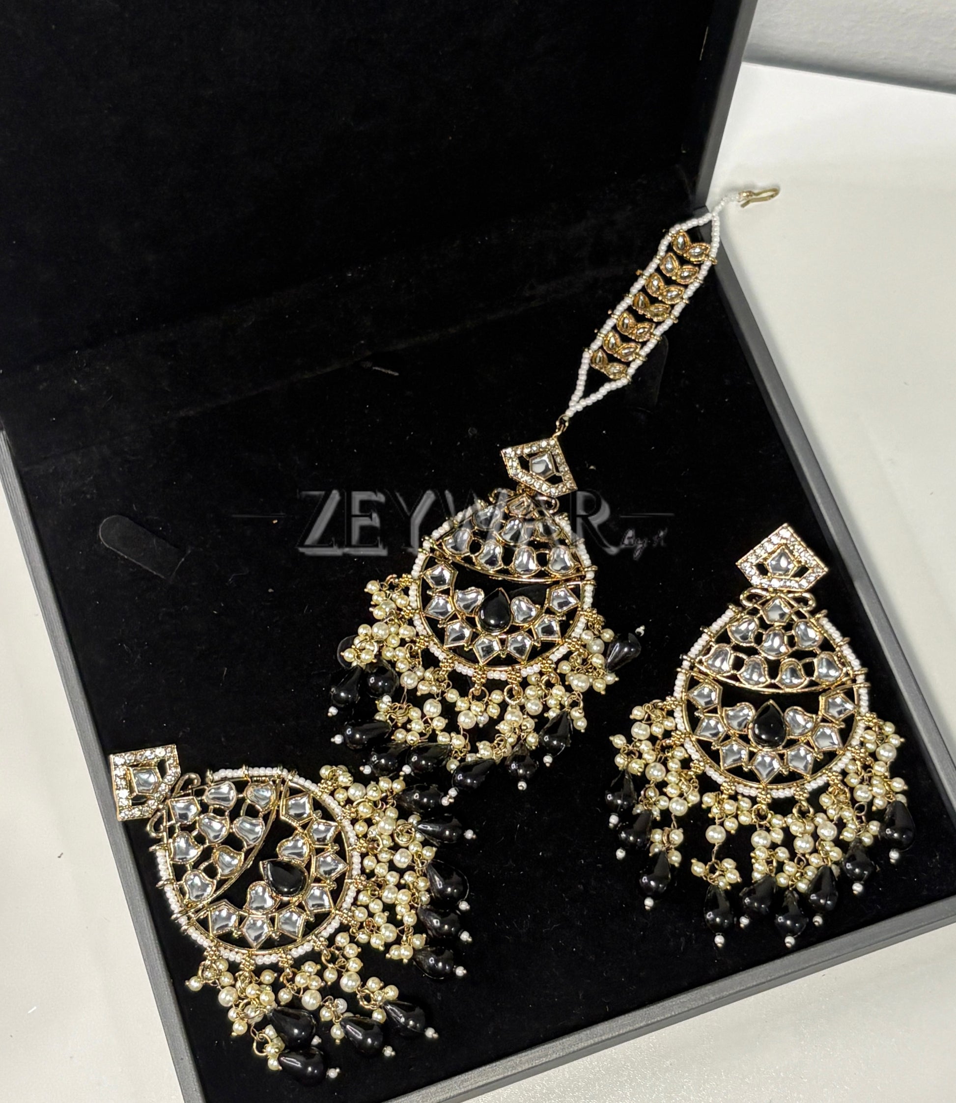 DALIA | Teardrop Shaped Kundan Earring & Tikka