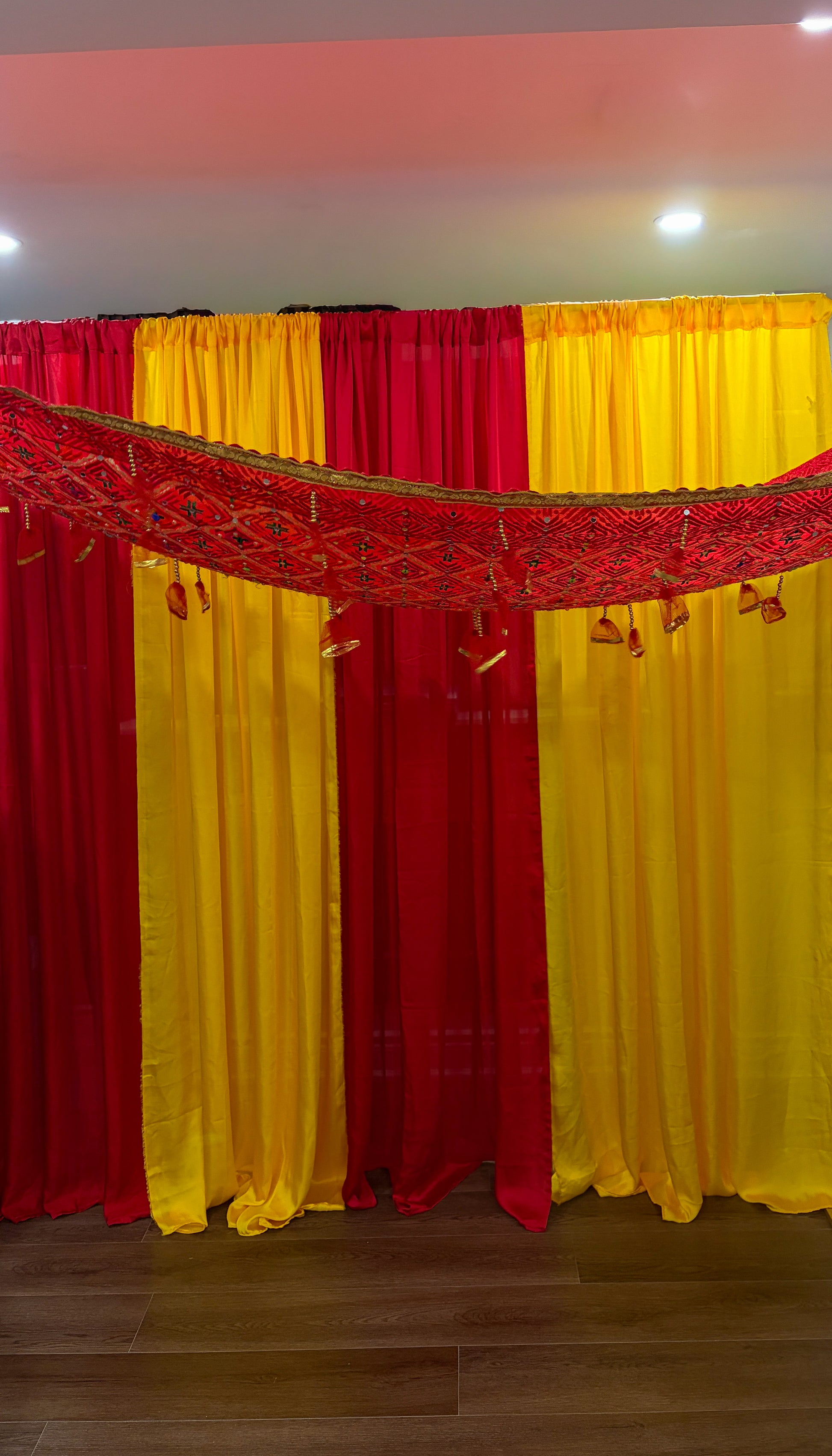 Mehendi ki Chundri - Read Description